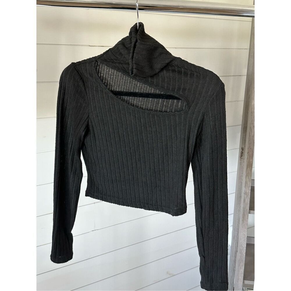 Frenchy Cut Out Front Turtle Neck Shirt sz small‎ NWOT